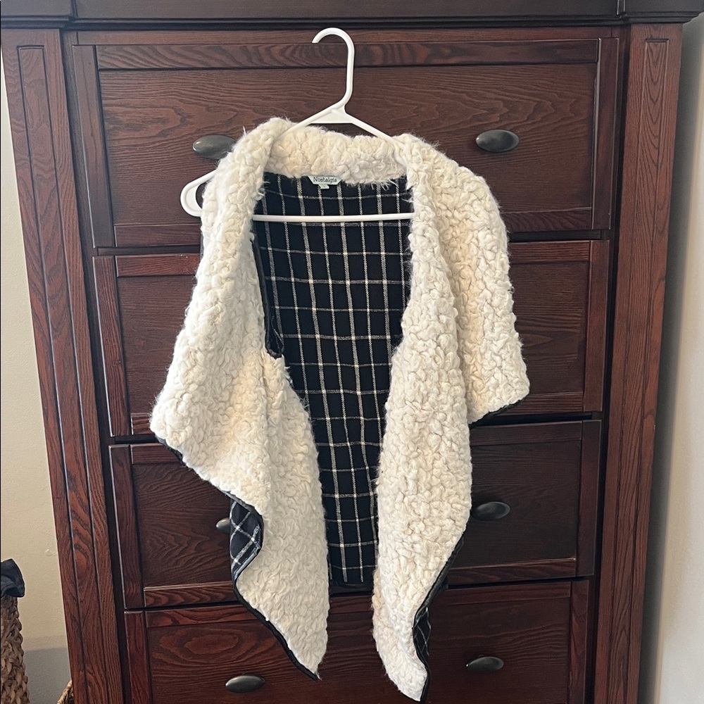 Nostalgia White Sherpa Vest with Black Plaid Interior